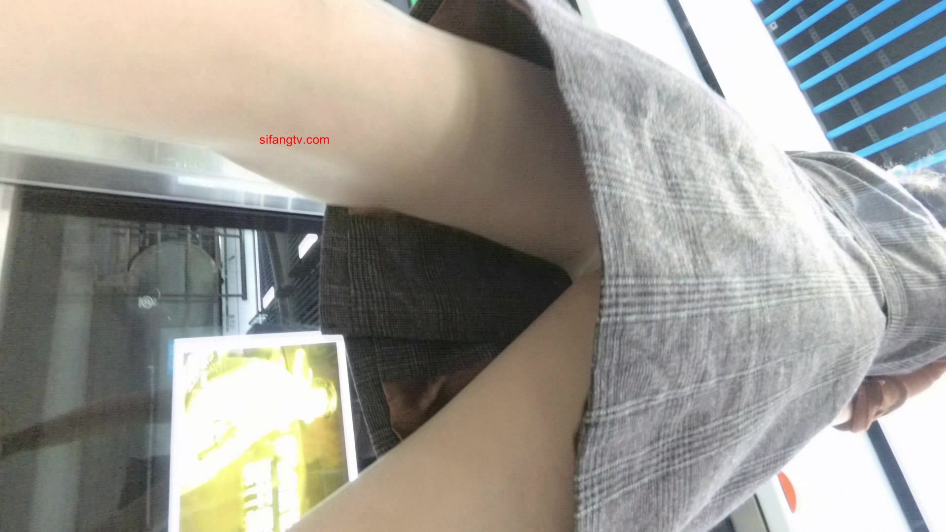 机场抄底多位漂亮的丝袜美女 肉丝高跟大长腿丁字裤（第二期） (3)