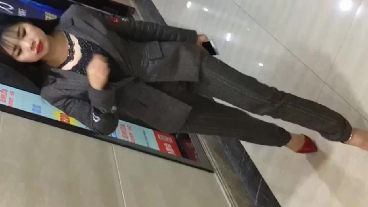 大神潜入单位女厕 近距离偷窥两位风韵犹存的美女同事