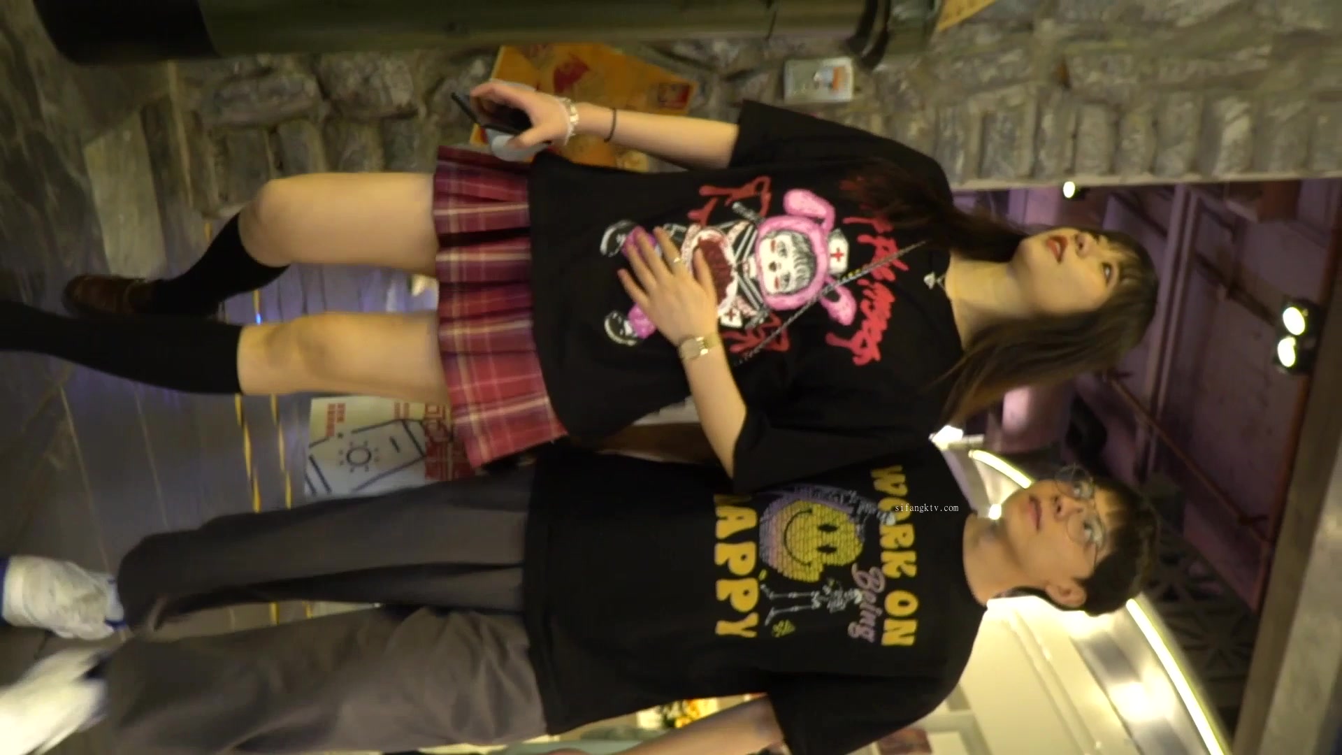 爱穿丁字裤的jk小姐姐！两次逛街被拍！2