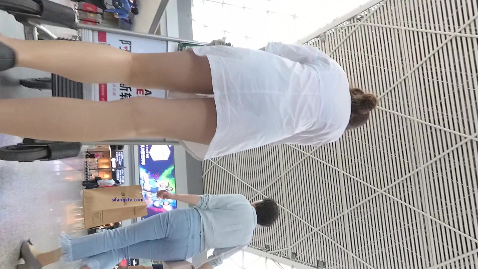 【最新极品抄底】超高质量机场地铁抄底惊现无内小美女 白嫩丰臀太紧致内内夹逼缝里了 (4)