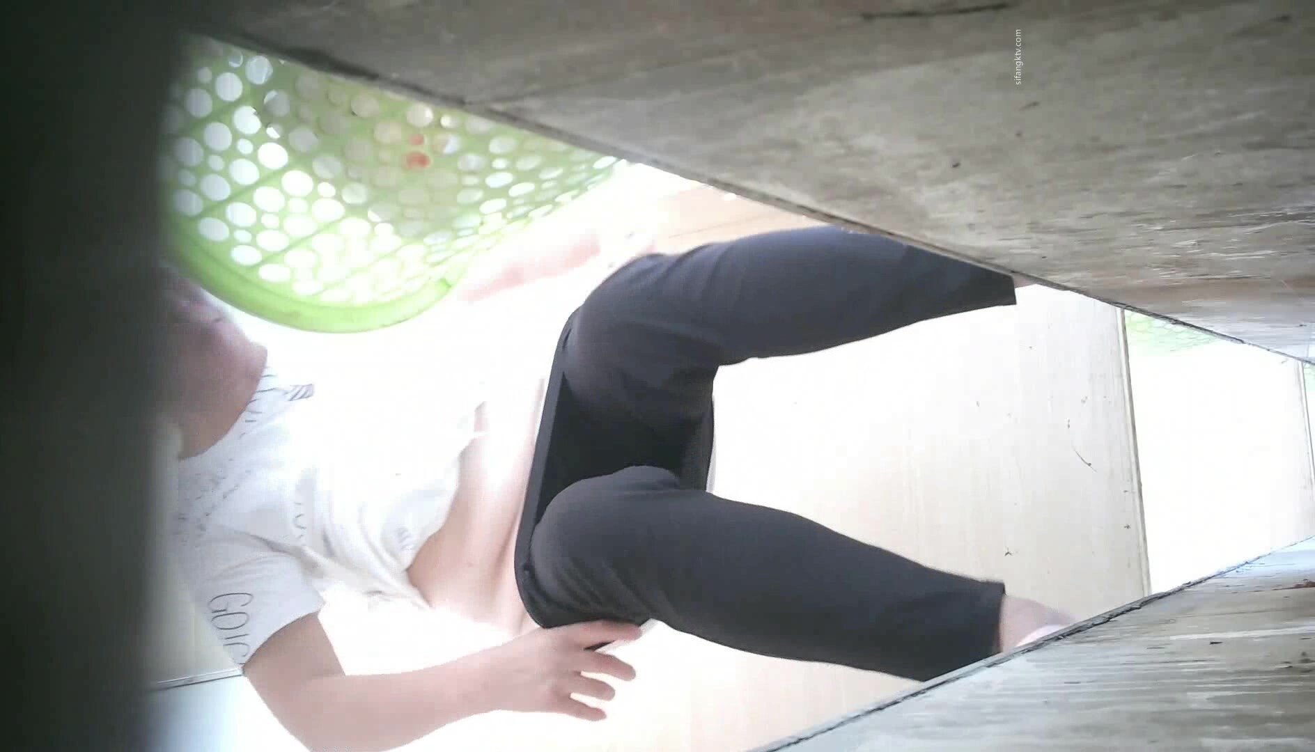 十月最新流出新城公园沟厕全景露脸沟厕偷拍美女尿尿第二季几个肥逼美眉