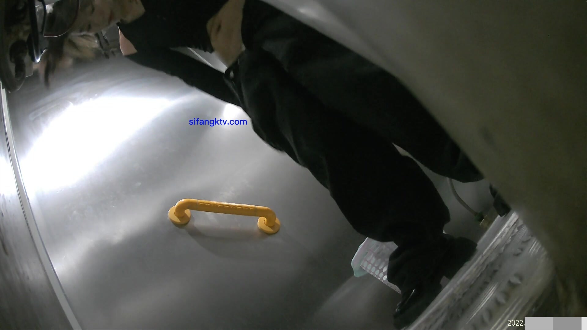 【精品厕拍】师范大学厕拍各种青春美女-黑衣服