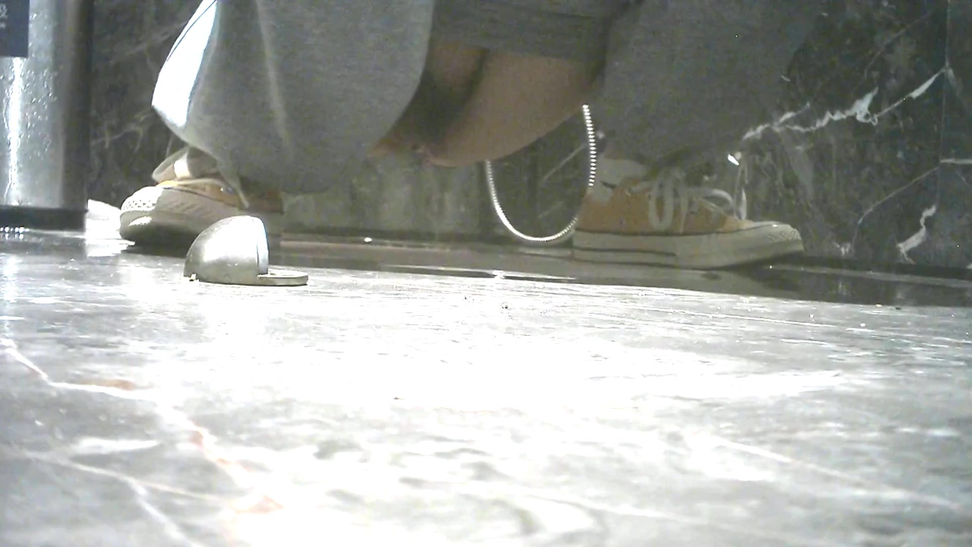 最新偷窥高颜值青春美眉嘘嘘