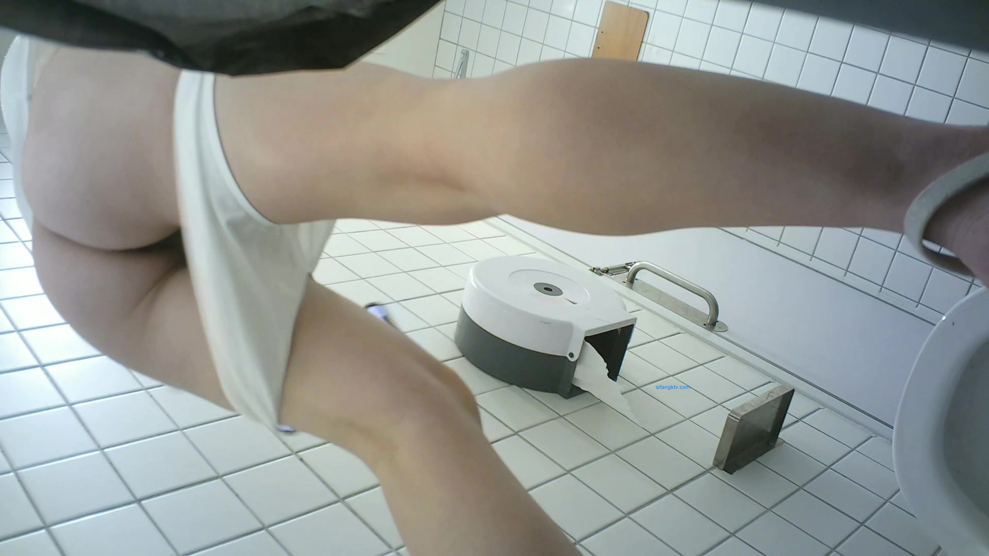 9月新奶茶店全景后拍白裙子 白内裤的白雪公主，再白的女神总有一个地方是黑的