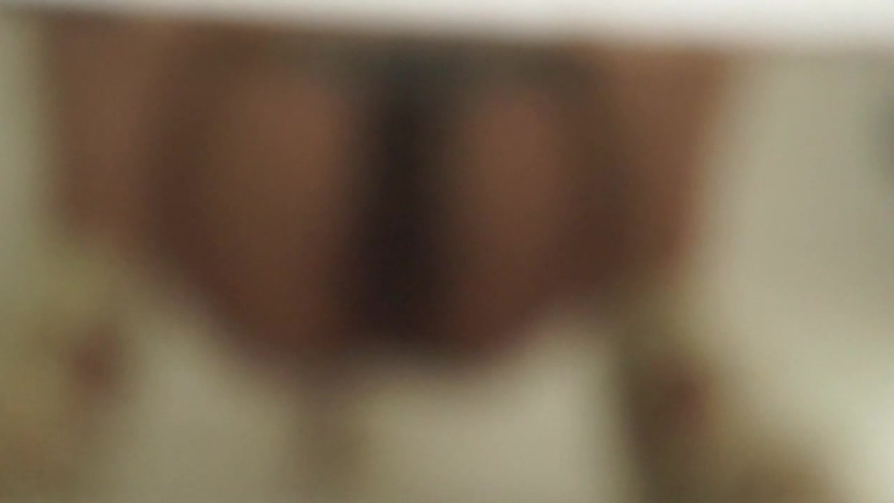 拍了妹子的屄后躲在门后拍她脸,妹子瞪着我翻白眼