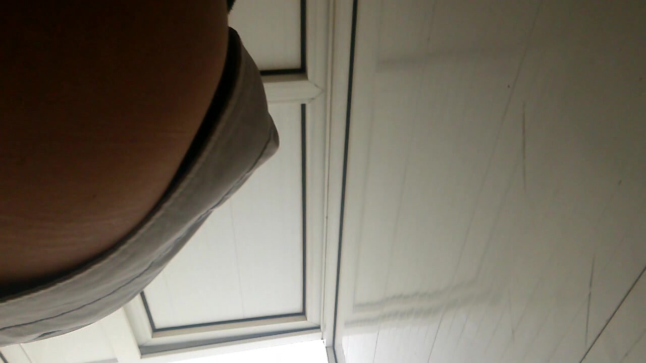 白衣妹子看电影，多角度，最后被发现