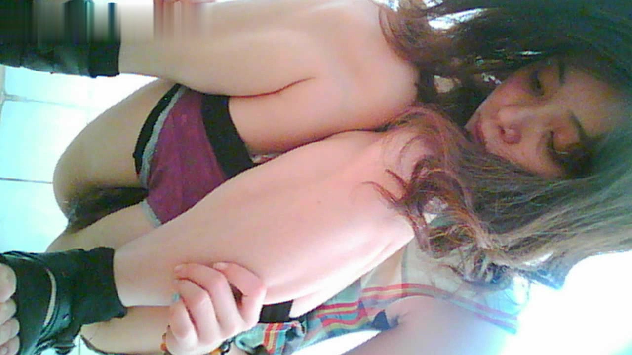 潜入偷拍穿着防狼裤的美少妇