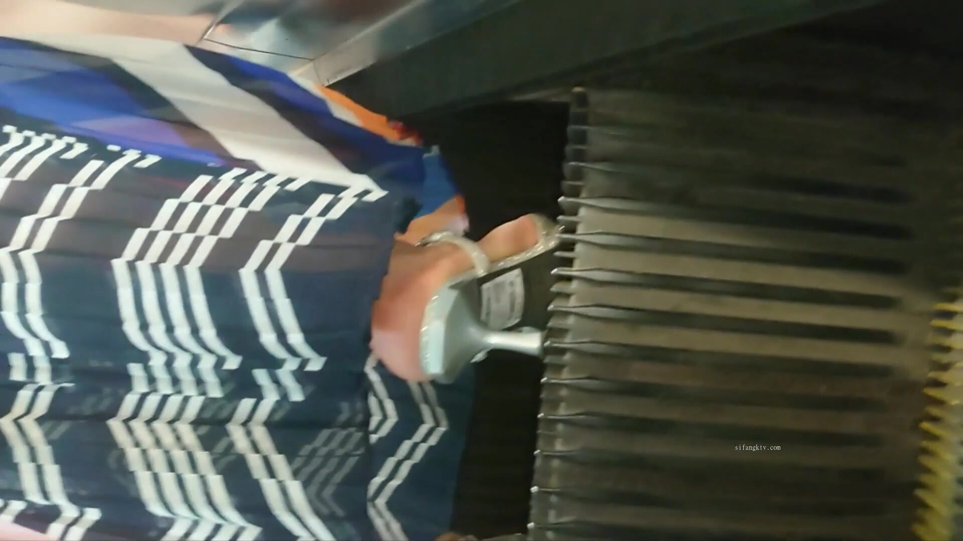 拖地长裙黑丁内极品美人妻