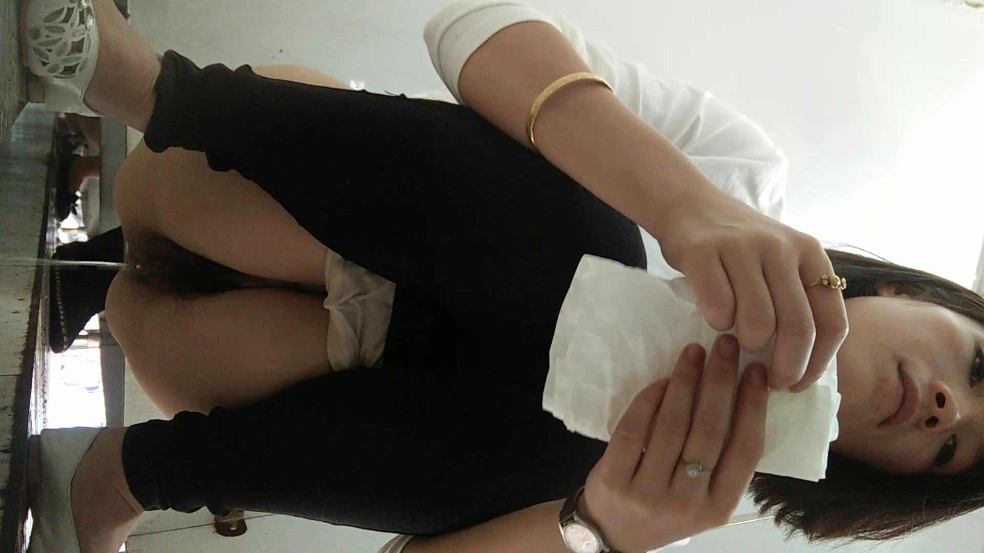 2020新全景！尿尿发呆的少妇，忘记已经尿完了