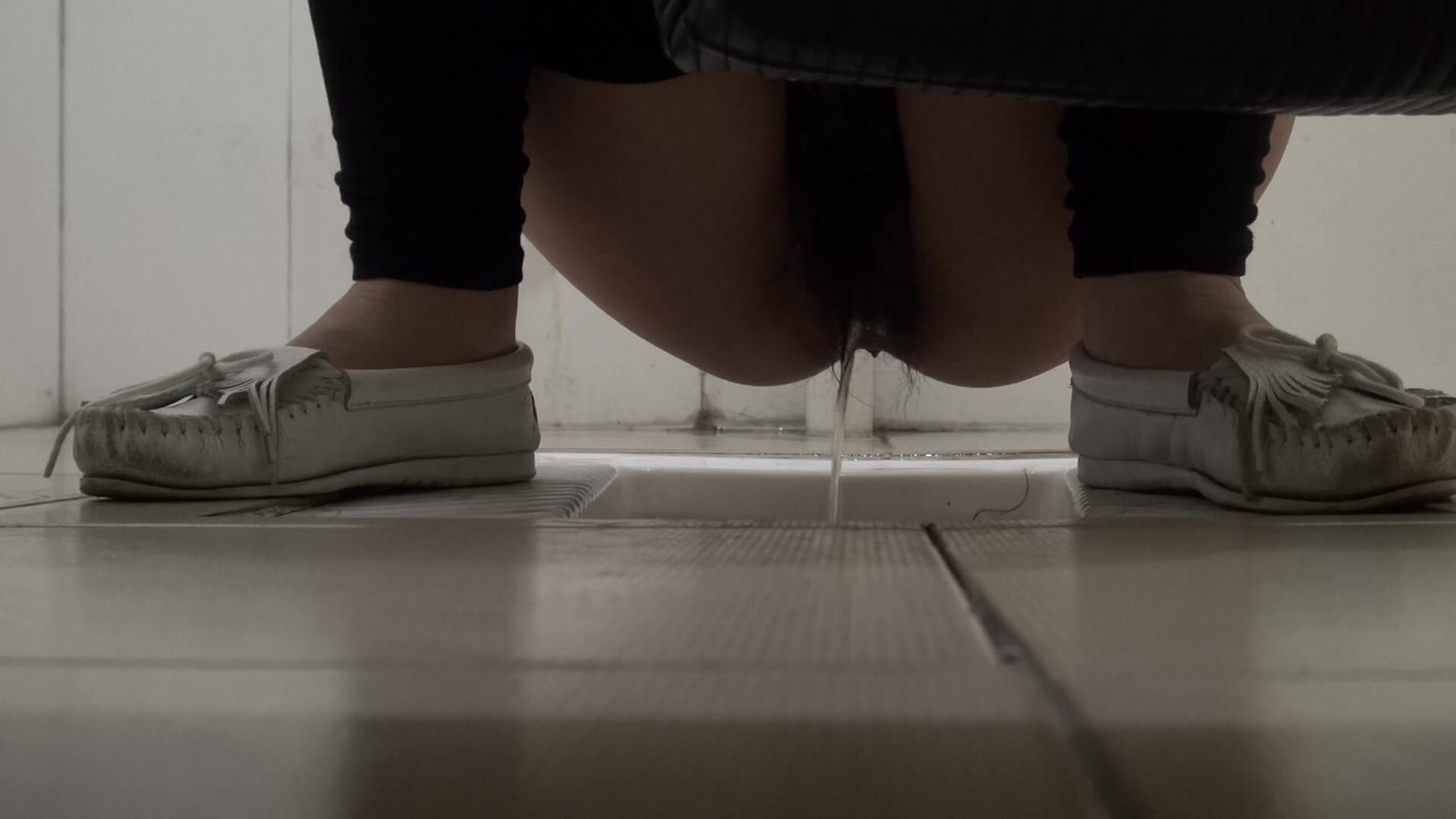 小少妇穿健美裤踩着小白鞋，这个年纪应该是舞蹈老师，不过这B毛嘛，比我头发还长一点