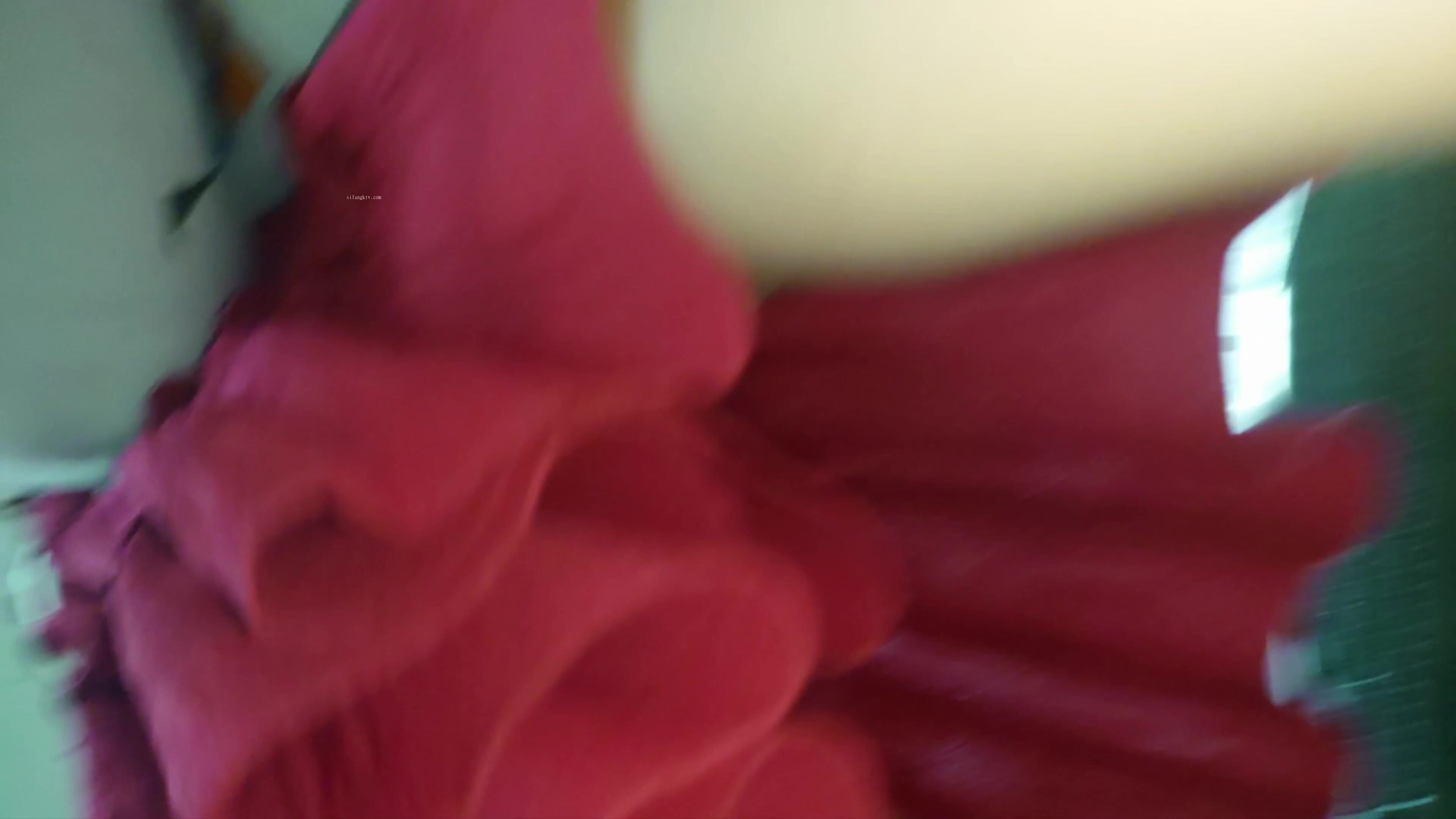 【精品CD】牛人大神地铁站尾随抄底 极品小妹三角区尽数暴露，那一大片短而浓密的毛毛，实在亮眼了红裙