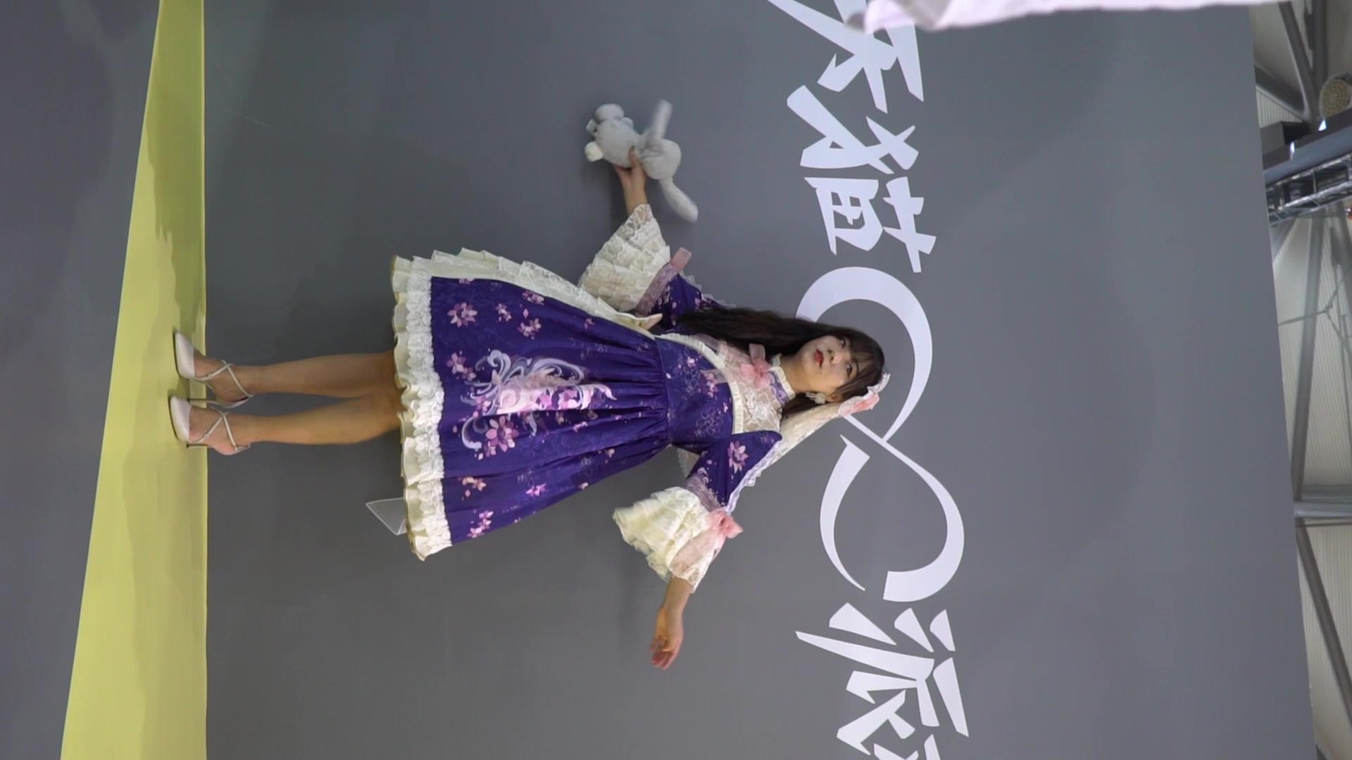 被摄影师包围的lo裙美女！干净白内有点湿！