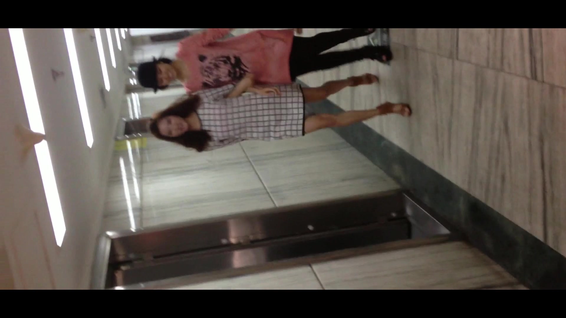 两个风格不同的女孩，一个清纯，一个野性，她两的B是附带拍一下，两个人的脚才是好看 (2)