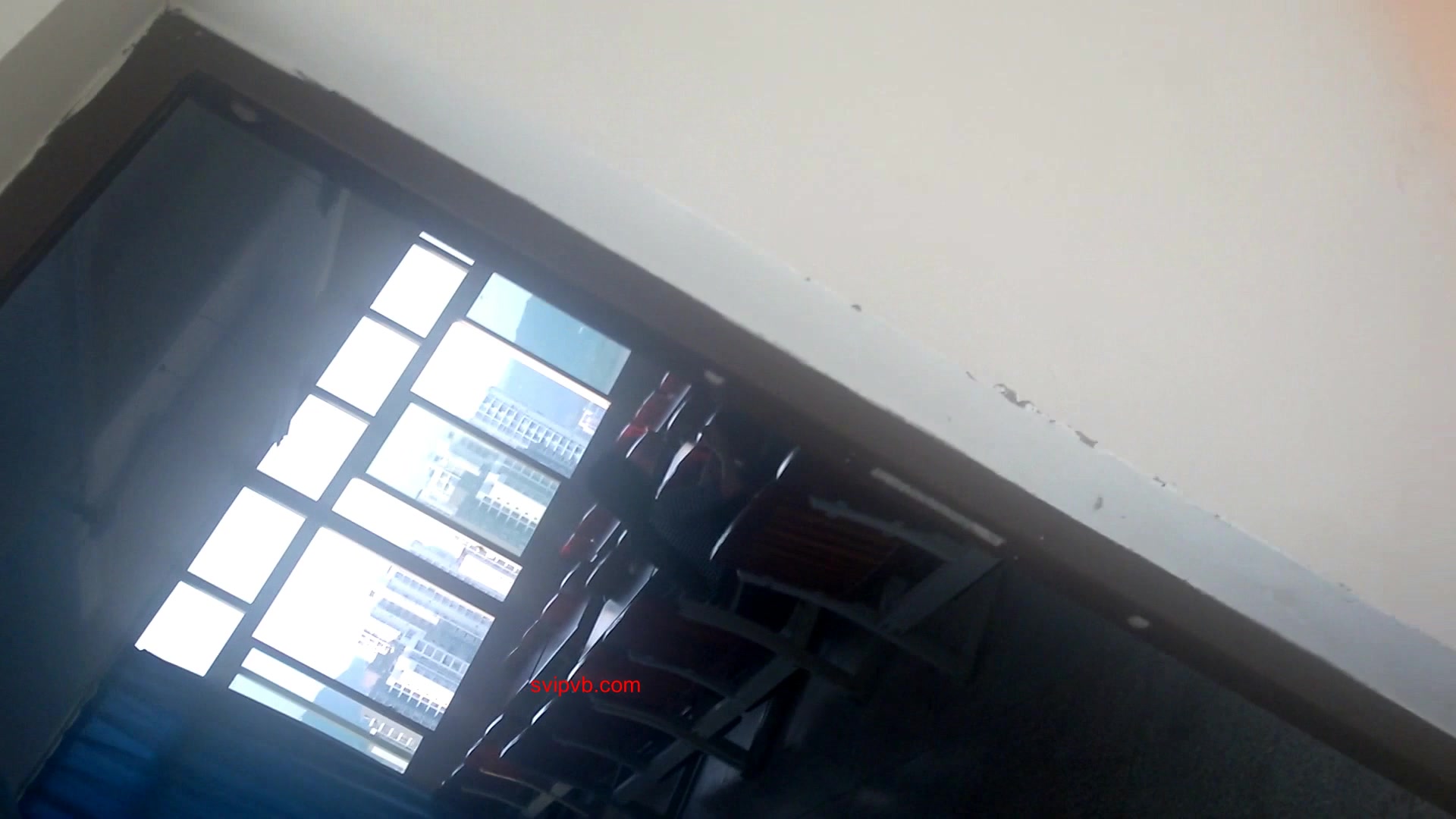 大学女厕偷拍即将毕业的学姐 鲍鱼还是粉嫩的哟