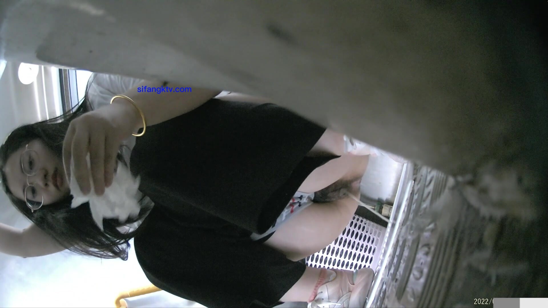 新设备（广角镜头）厕拍师范大学各种青春美女络绎不绝来尿尿。露脸。上下同赏第七期-黑裤子眼镜妹