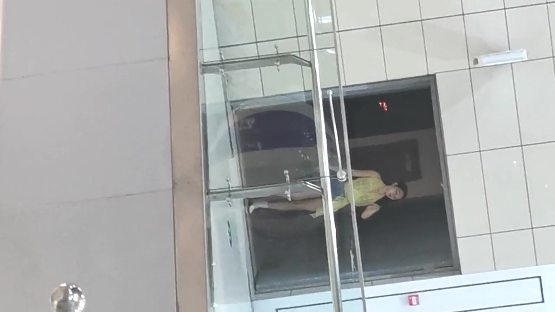 最新商城偷窥两个护肤品美女店员嘘嘘