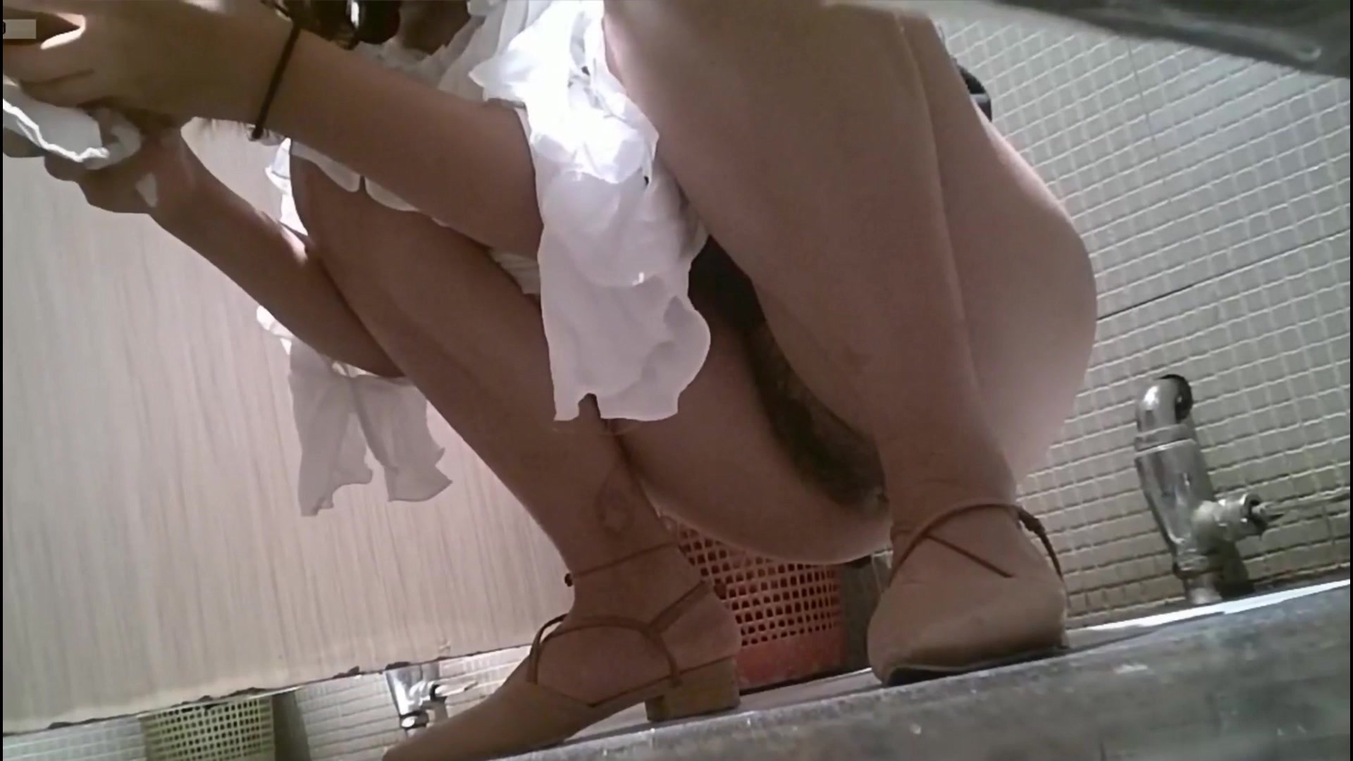 大型商场卫生间偷拍两个粉嫩小美女