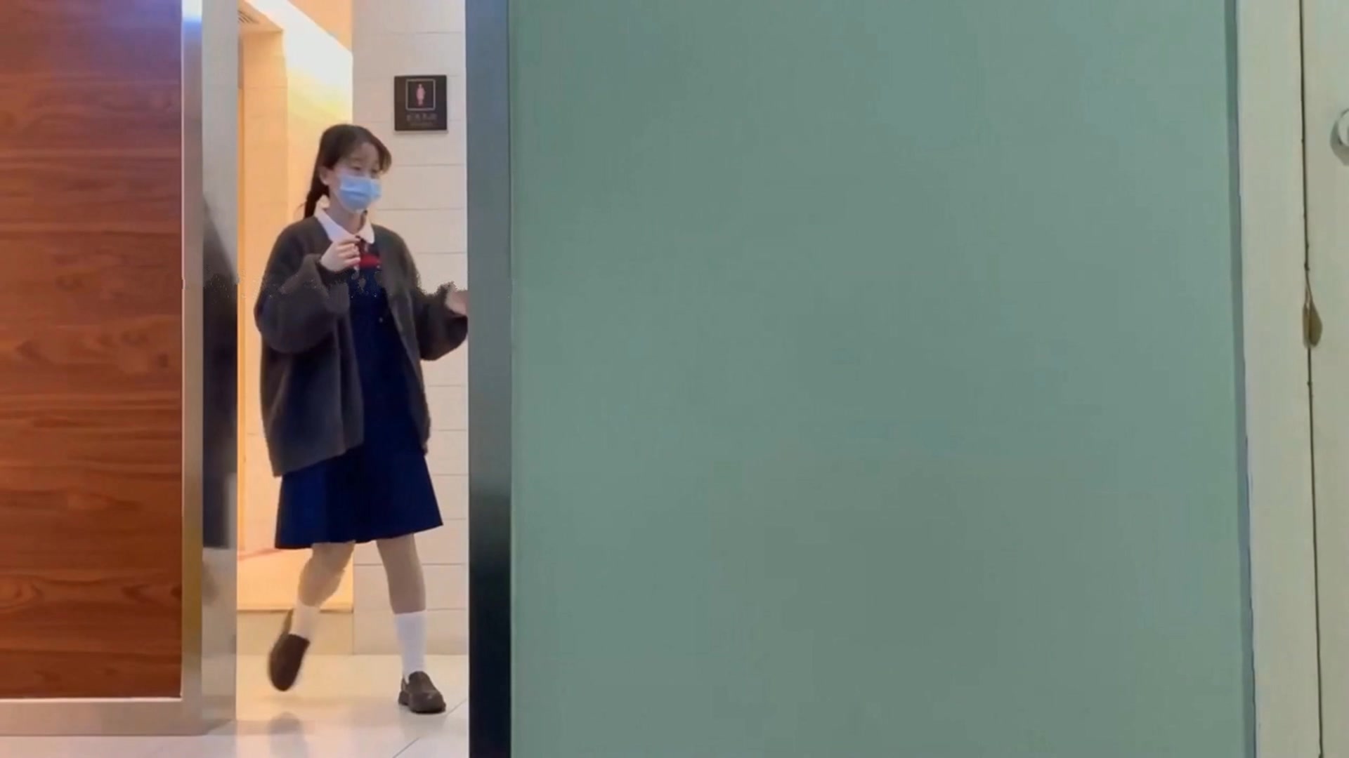 最新商城偷窥极品JK裙双辫清纯学妹嘘嘘