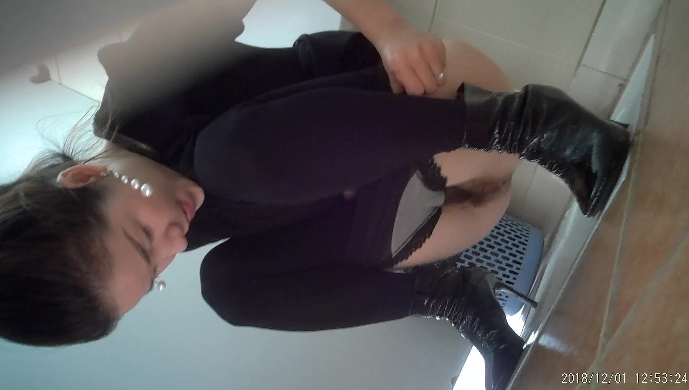 商场女厕全景偷拍短裙少妇的极品小嫩B