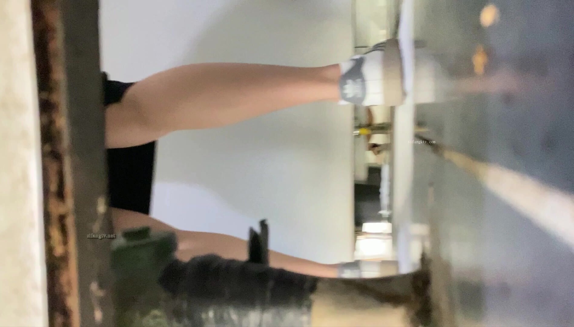 办公楼超近距离贴B拍 短裙美女的小嫩鲍