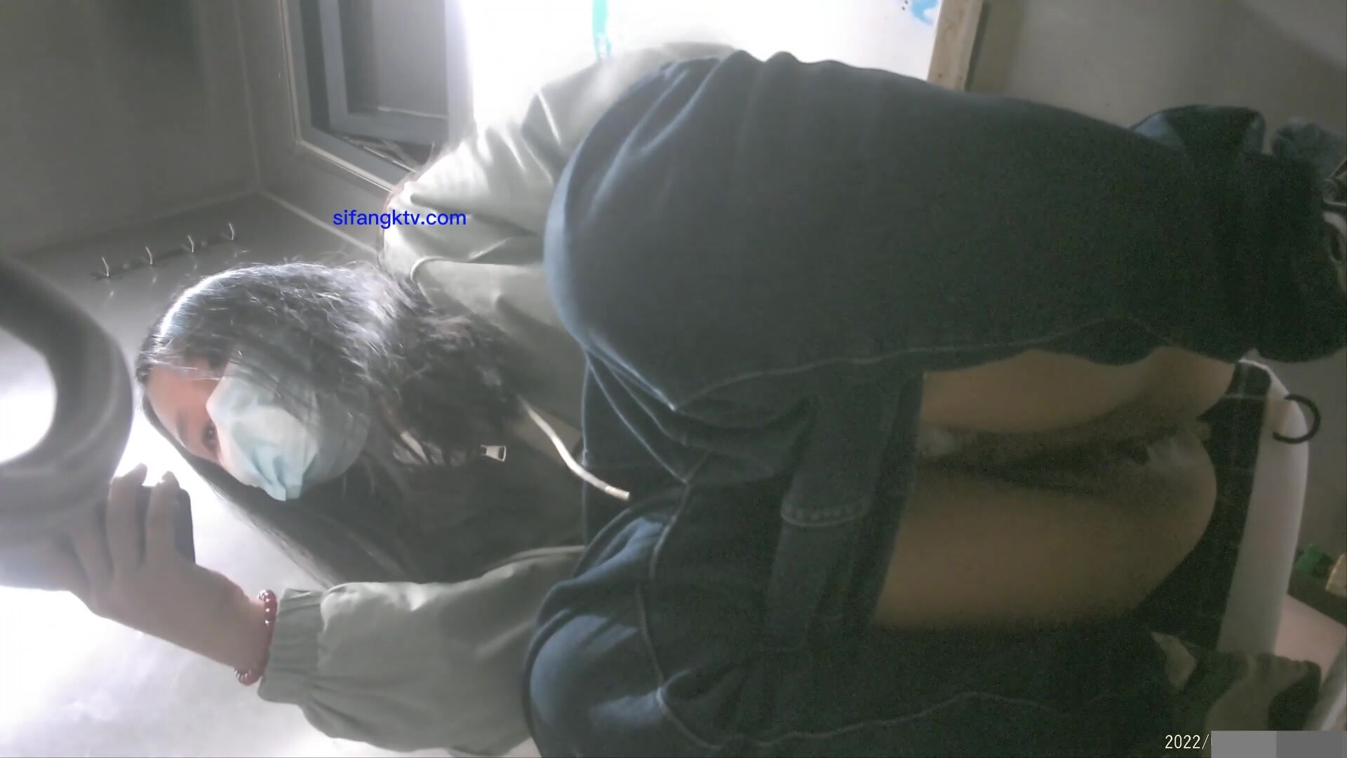 【精品厕拍】师范大学厕拍各种青春美女 牛仔裤戴口罩