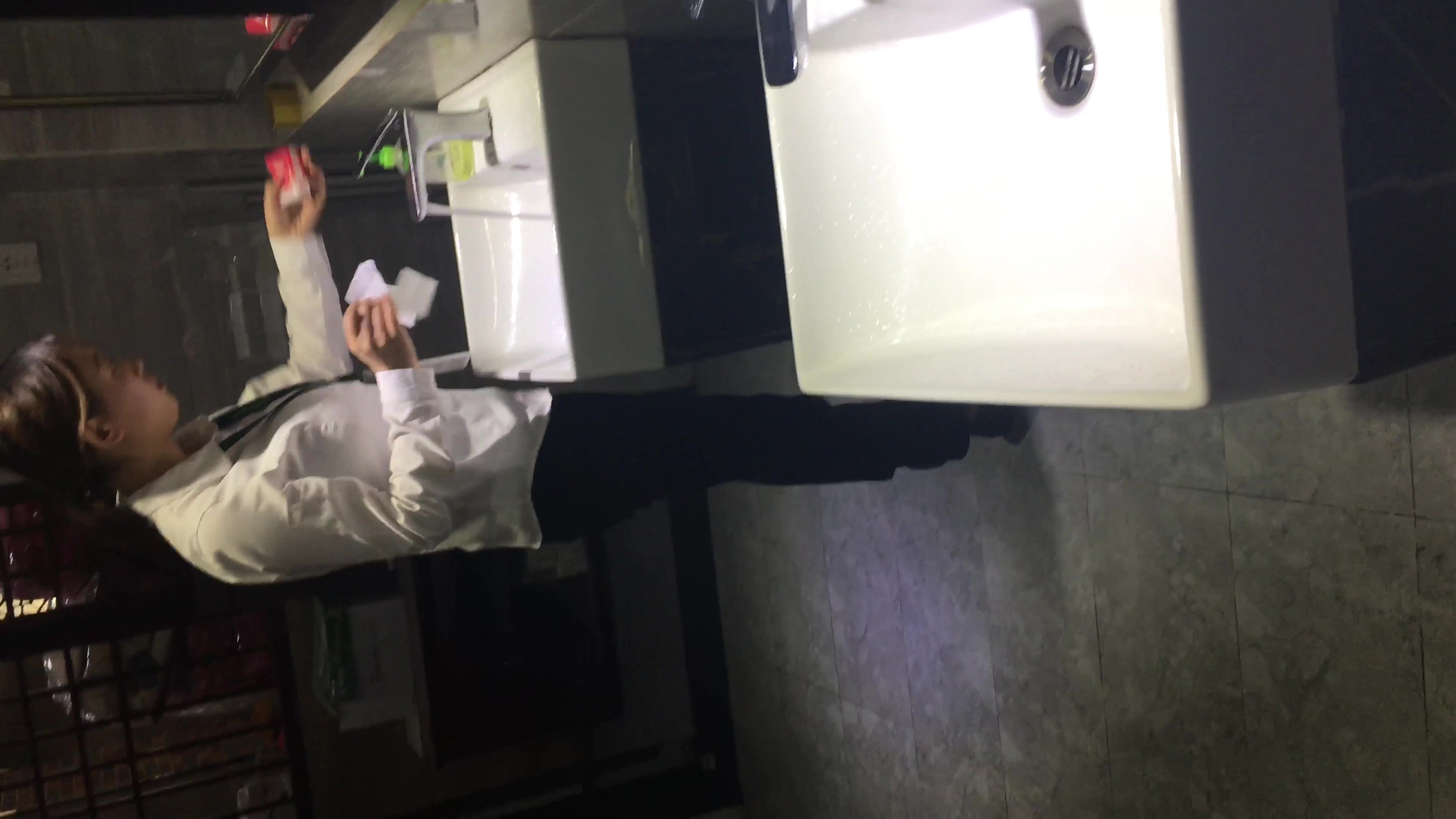 三月最新流出精品厕拍 大神潜入公厕偷拍几个美女尿尿眼镜妹超肥美肉嘟嘟肥穴 两片长长打卷肉瓣!