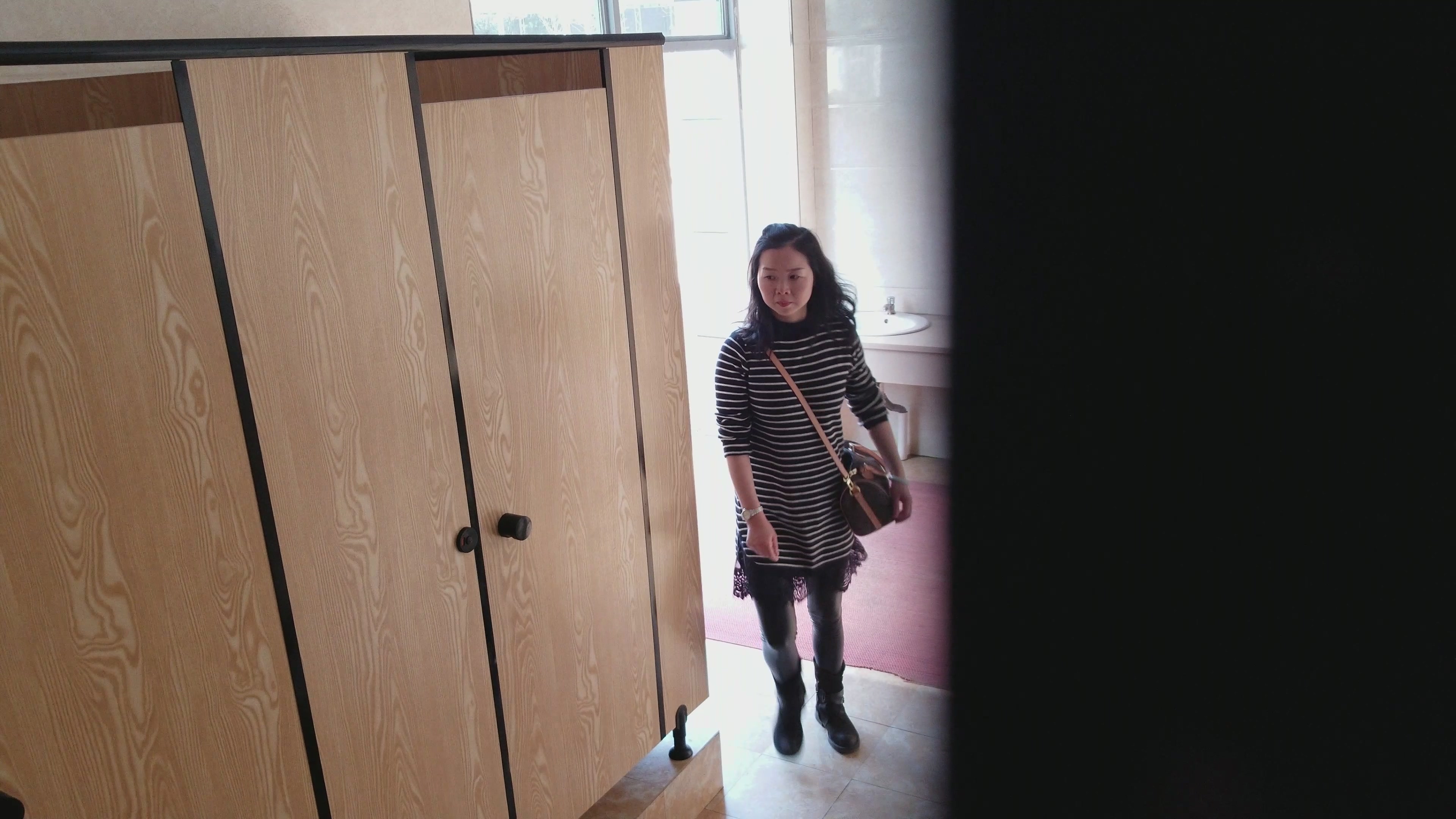 韵味阿姨带着女儿一起上厕所，阿姨还来着姨妈 嘘嘘的尿液流淌着姨妈血