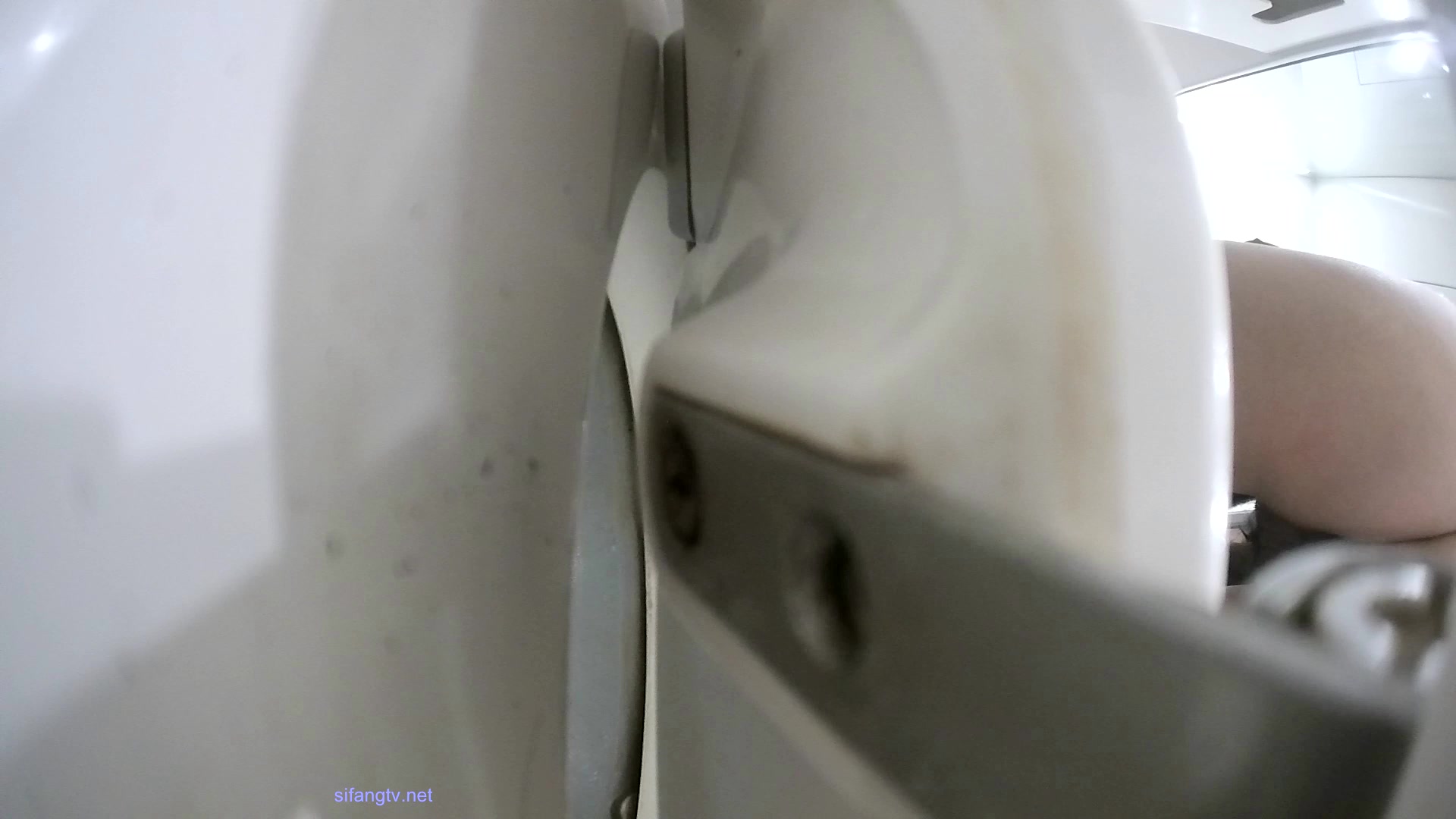 高铁-带两个孩子的美妇、口罩也难掩其姿色