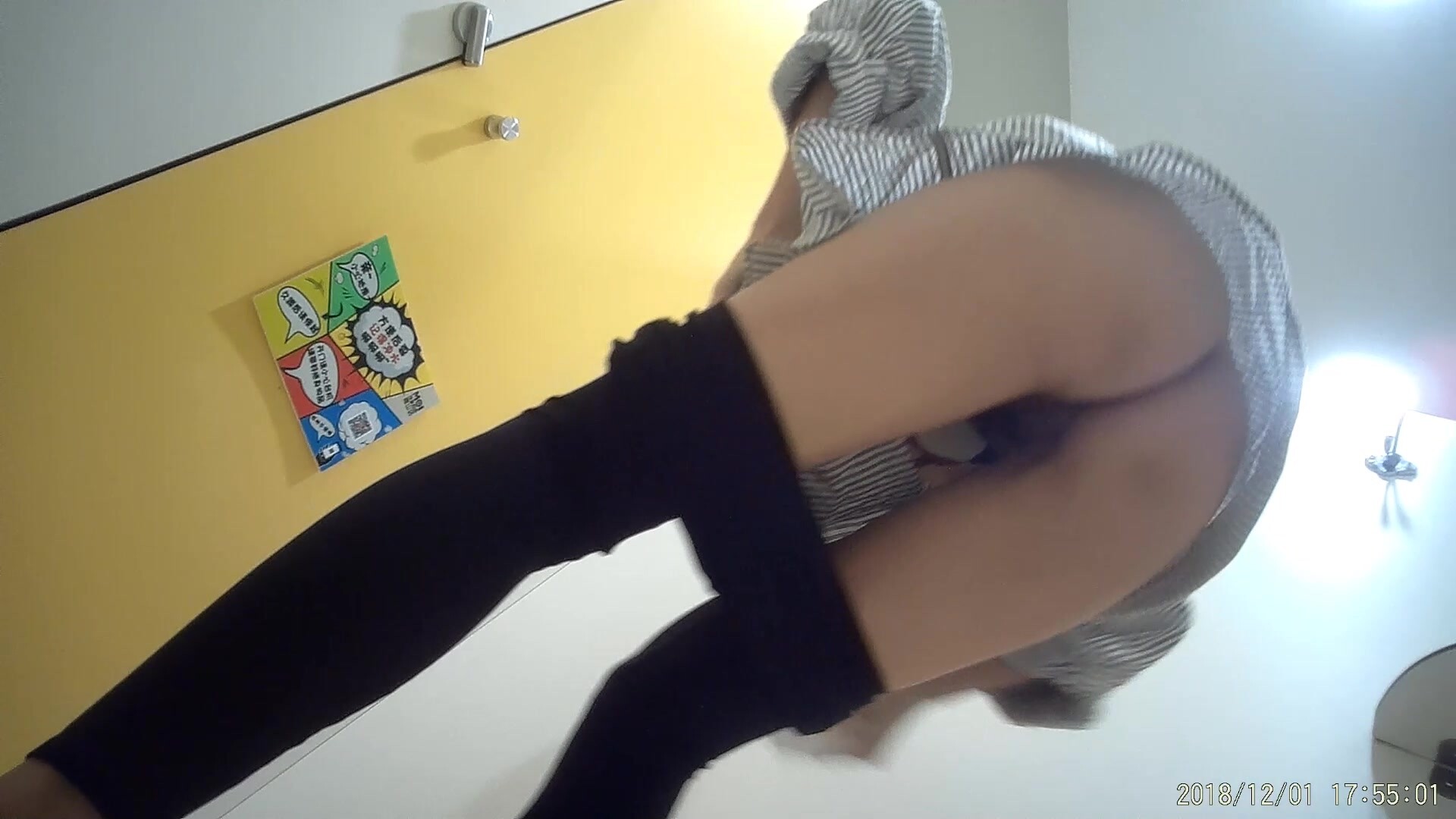 科技园便利店穿条纹上衣蓝内靓妹又深又长的臀沟把手纸都夹里面了