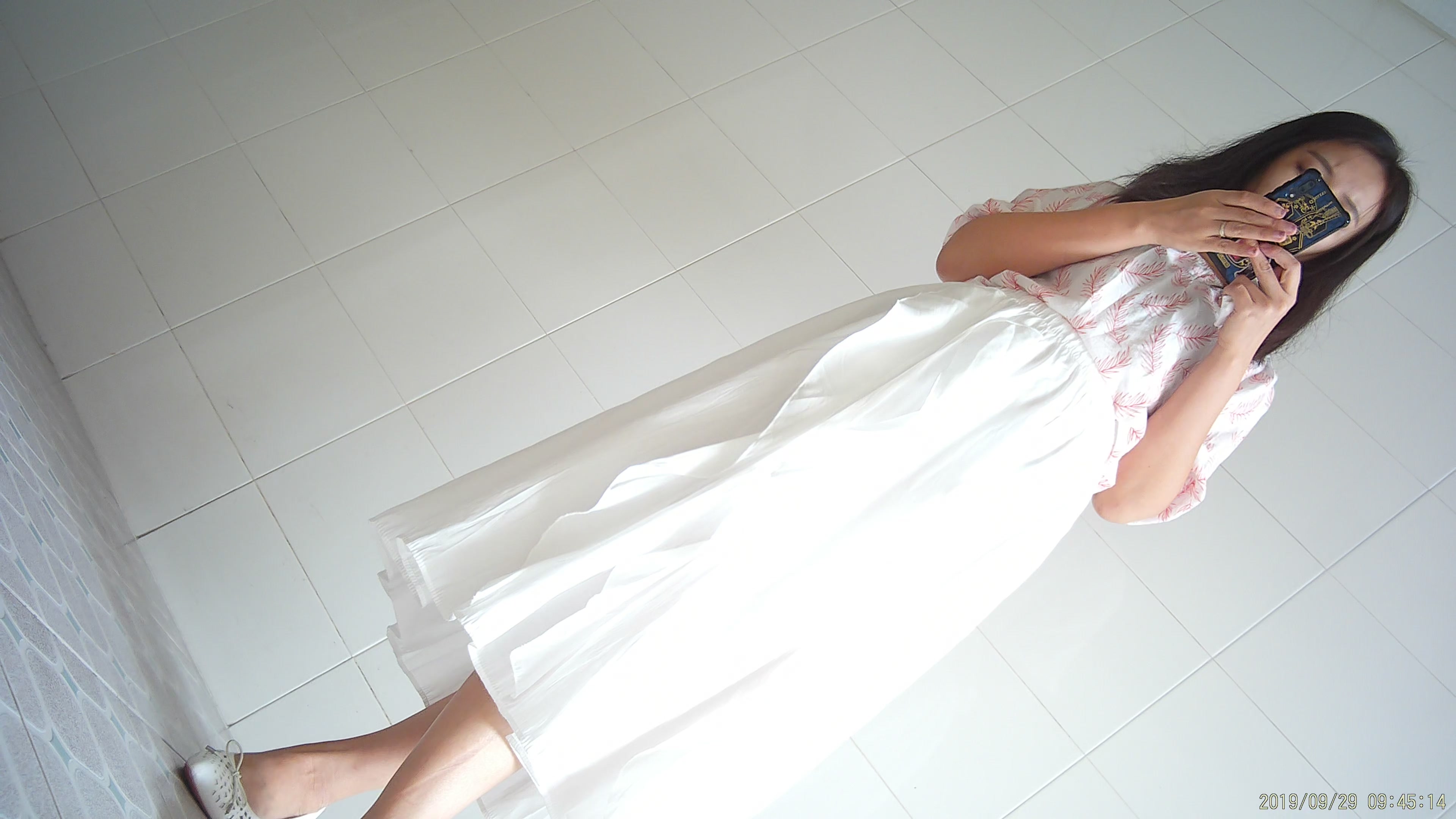 7月新流出原版电子厂 拍白裙子少妇翻车了被堵在门口拿手机打电话叫人 (2)