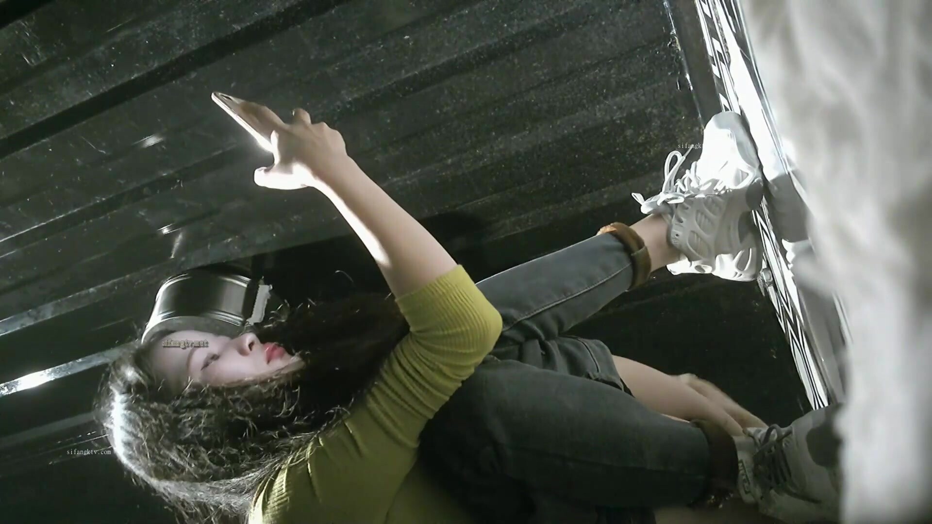 大神潜入夜总会女厕 偷拍几个高颜值美女尿尿 靓妹都是毛毛逼 (3)