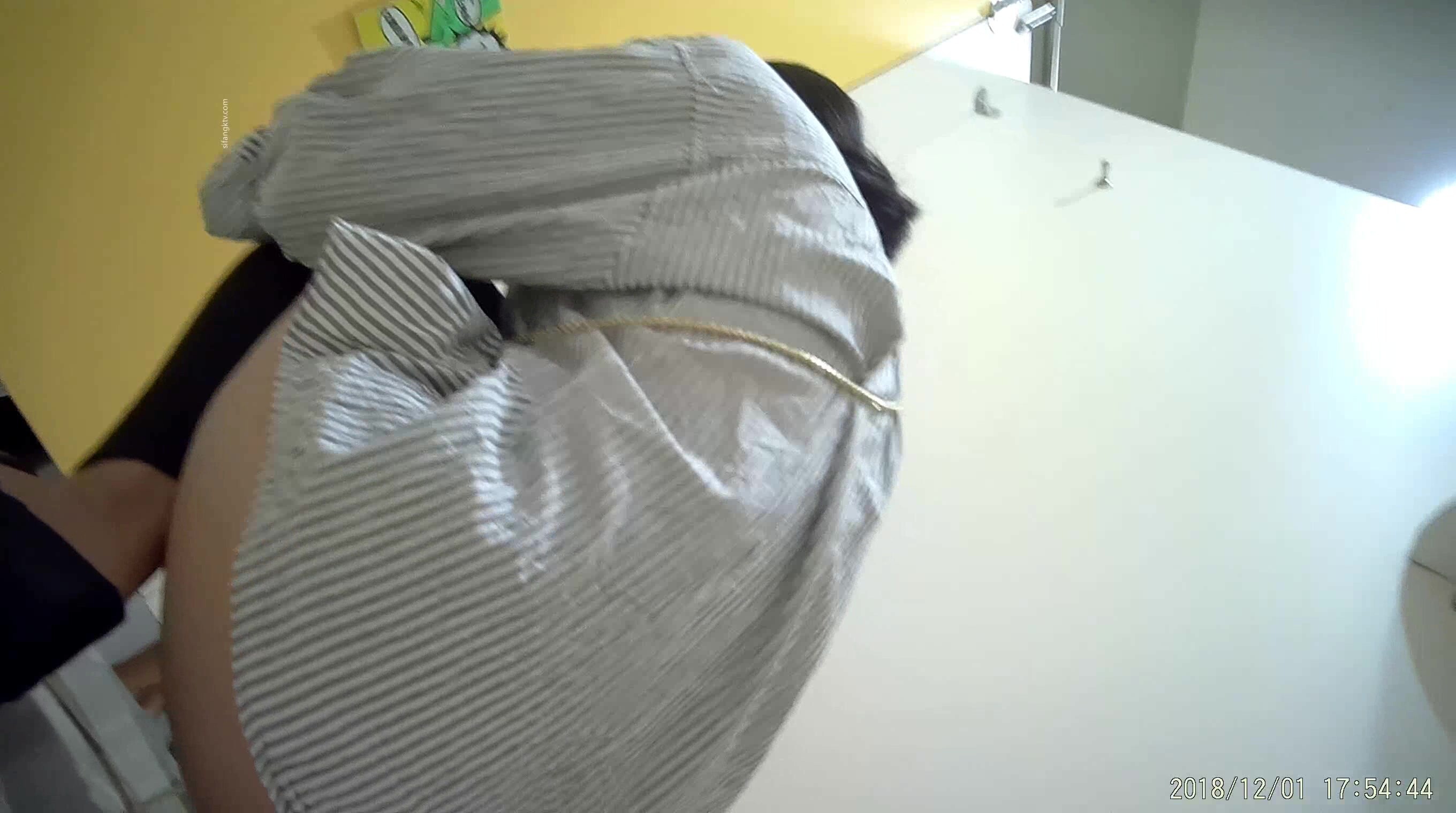 大神潜入商场女厕偷拍多位年轻美女店员 (5)