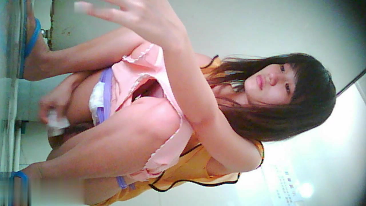 医院偷拍穿着拖鞋短裤黄衣的美眉