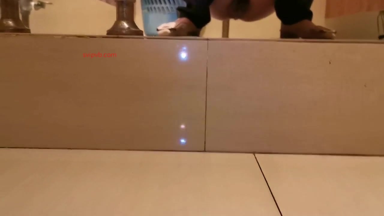 商场女厕用手电大胆狂拍美少妇的小黑鲍 又爽又刺激