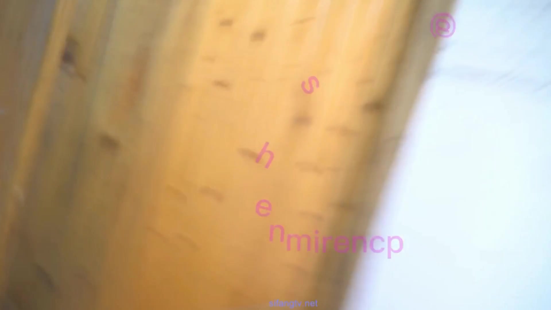 推特大神潜入办公大楼女厕偷拍 短发美女光板无毛黑鲍鱼