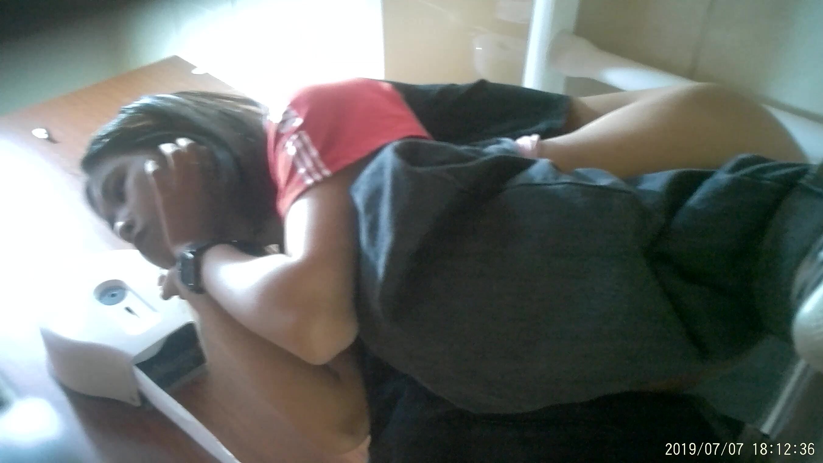 服装商城女厕偷拍多位年轻嫩妹的小黑鲍 (6)