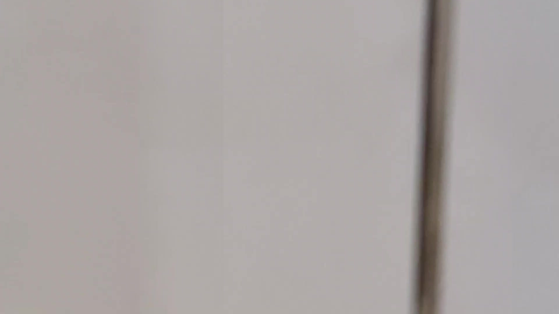 小哥趁着外面没人溜进商场女厕偷拍了两个嫩鲍鱼赶紧跑