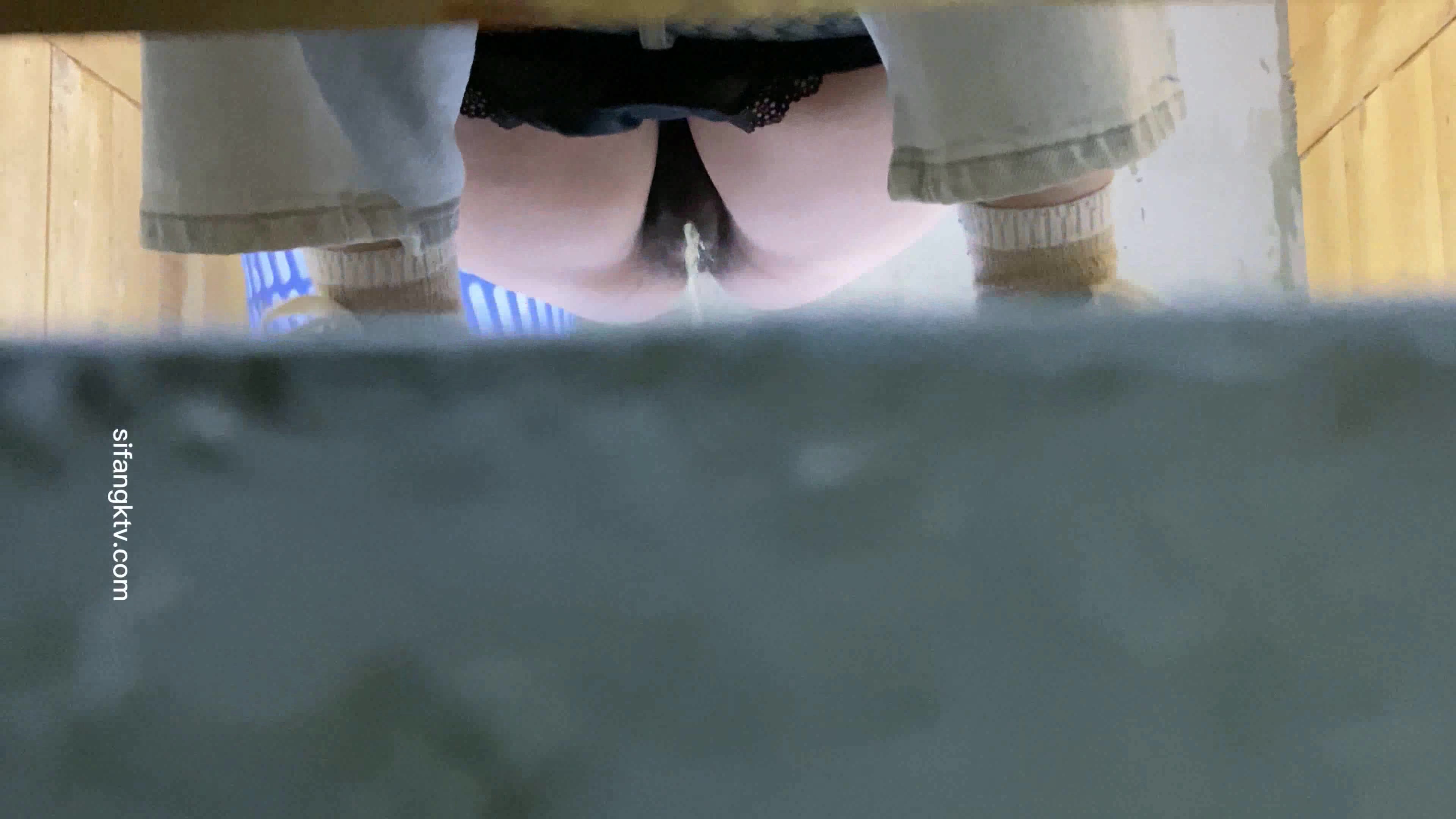 2022-4月最新流出国内厕拍大神潜入某会展中心女厕近距离偷拍美女尿尿4K高清版