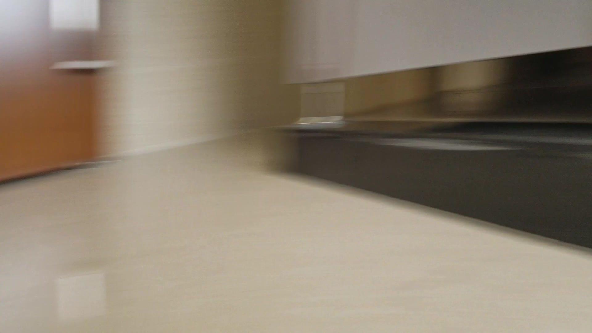 万达广场万达广场女厕蹲守长发清纯小妞