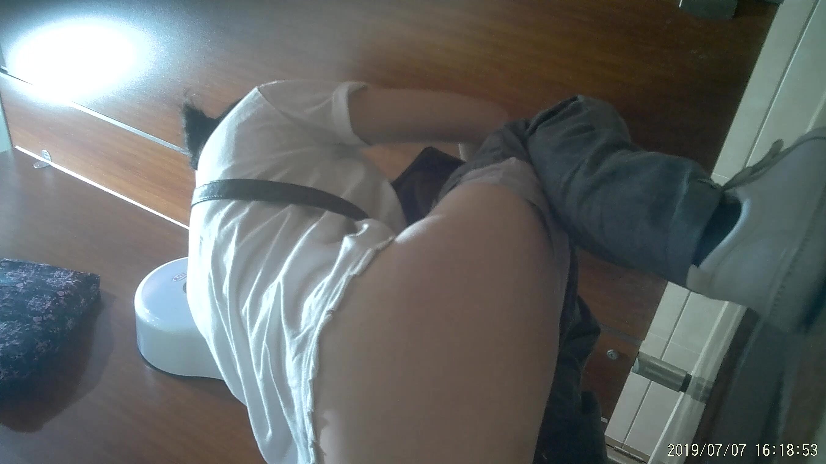 服装商城女厕偷拍多位年轻嫩妹的小黑鲍 (2)