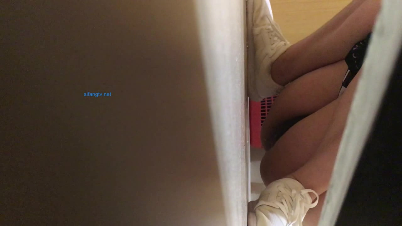 偷拍逛商场的白鞋子少妇