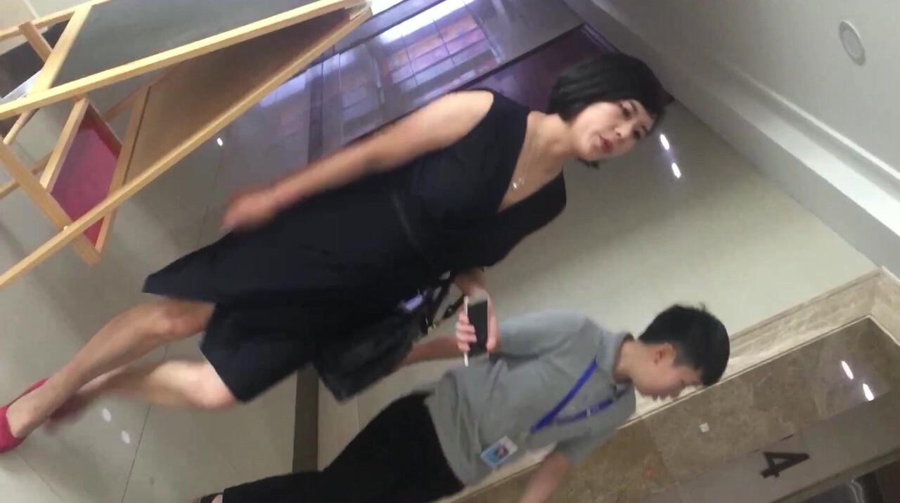 平时忙于工作公司气质女高管下面的骚屄疏于打理