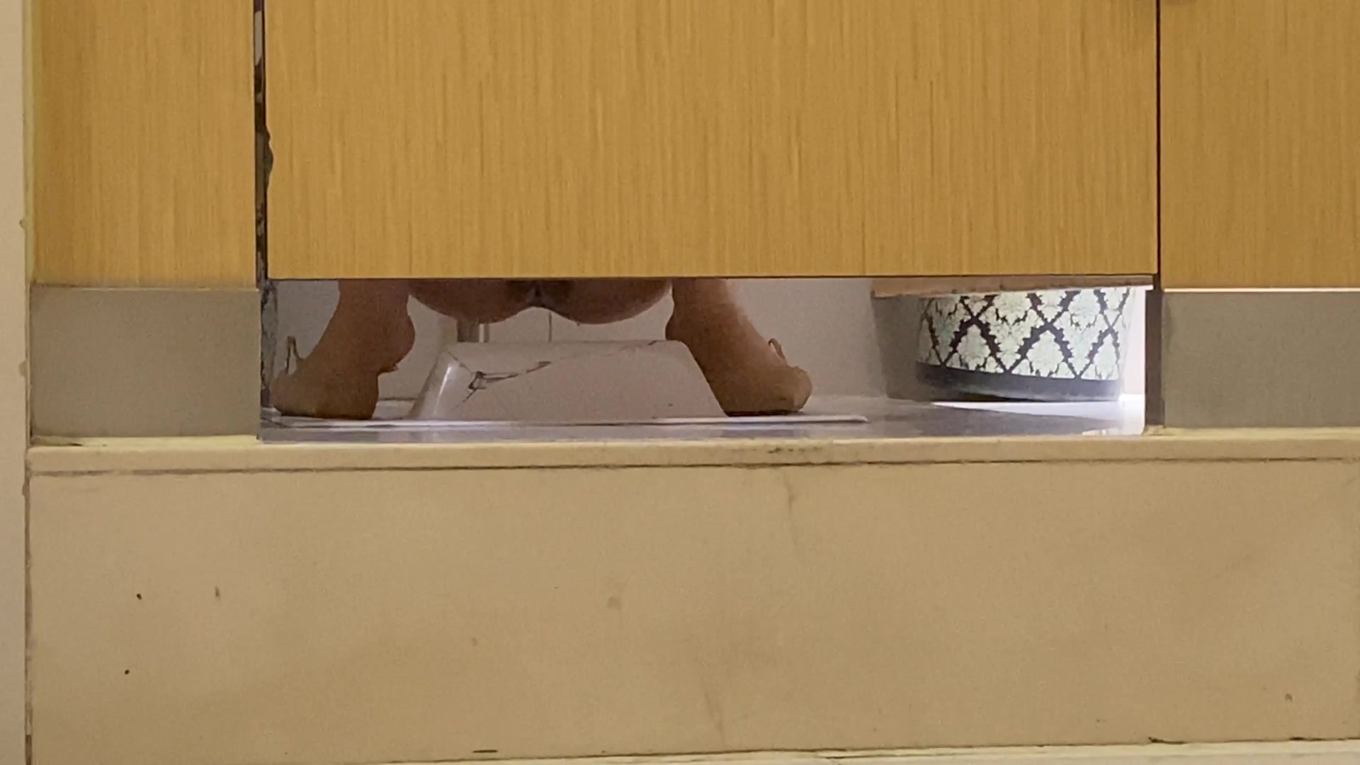 办公楼女厕粉点裙尖高跟绝美少妇 大张的肥美穴肉被磨得又平又圆