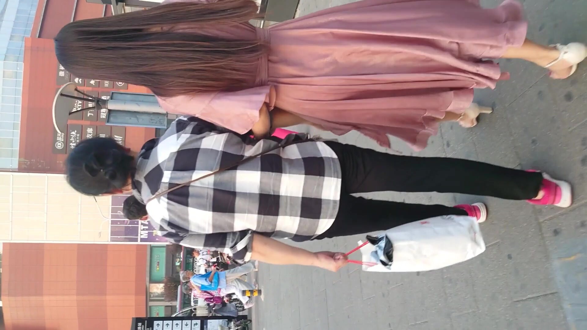 女神！粉长裙极品美女