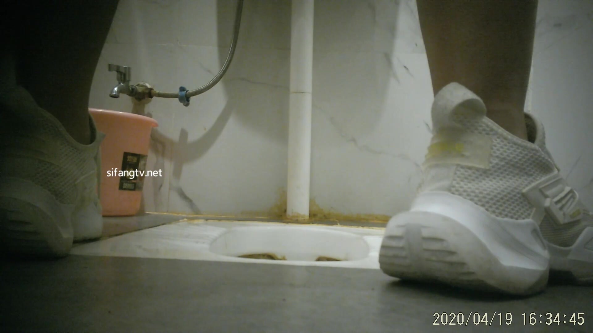 极刁钻固定镜头TP年轻美女嘘嘘 高清特写粉嫩鲍鱼 (3)