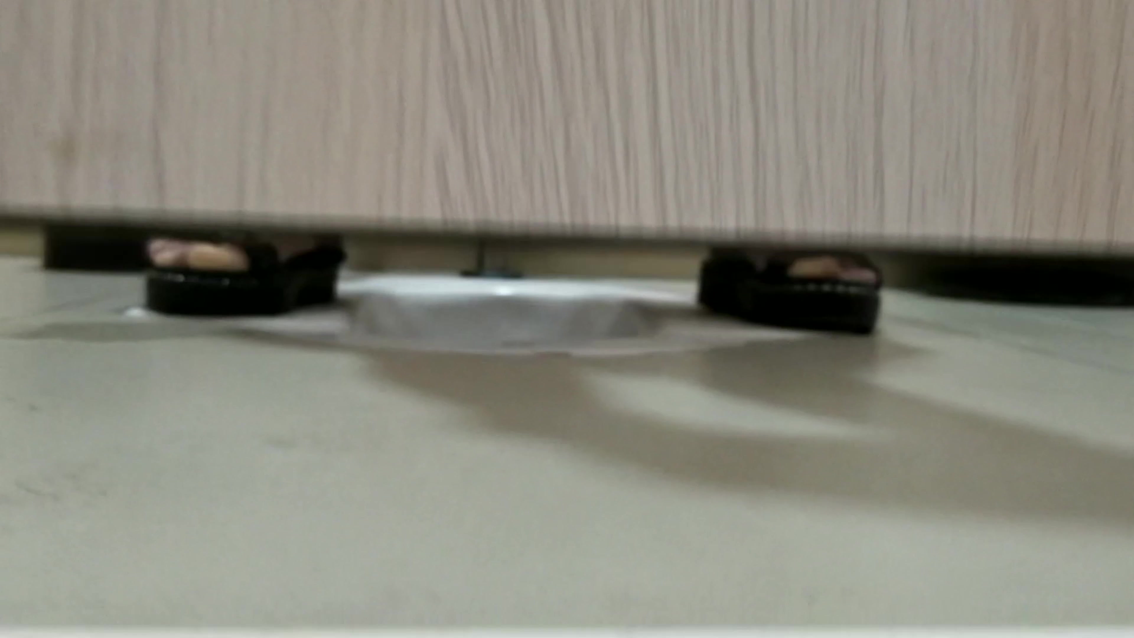 偷窥来找妈妈的小嫩妹嘘嘘