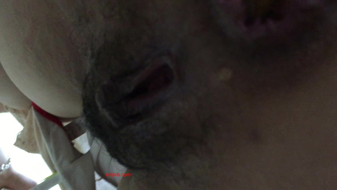 商场女厕超近距离贴B拍 刷手机的少妇