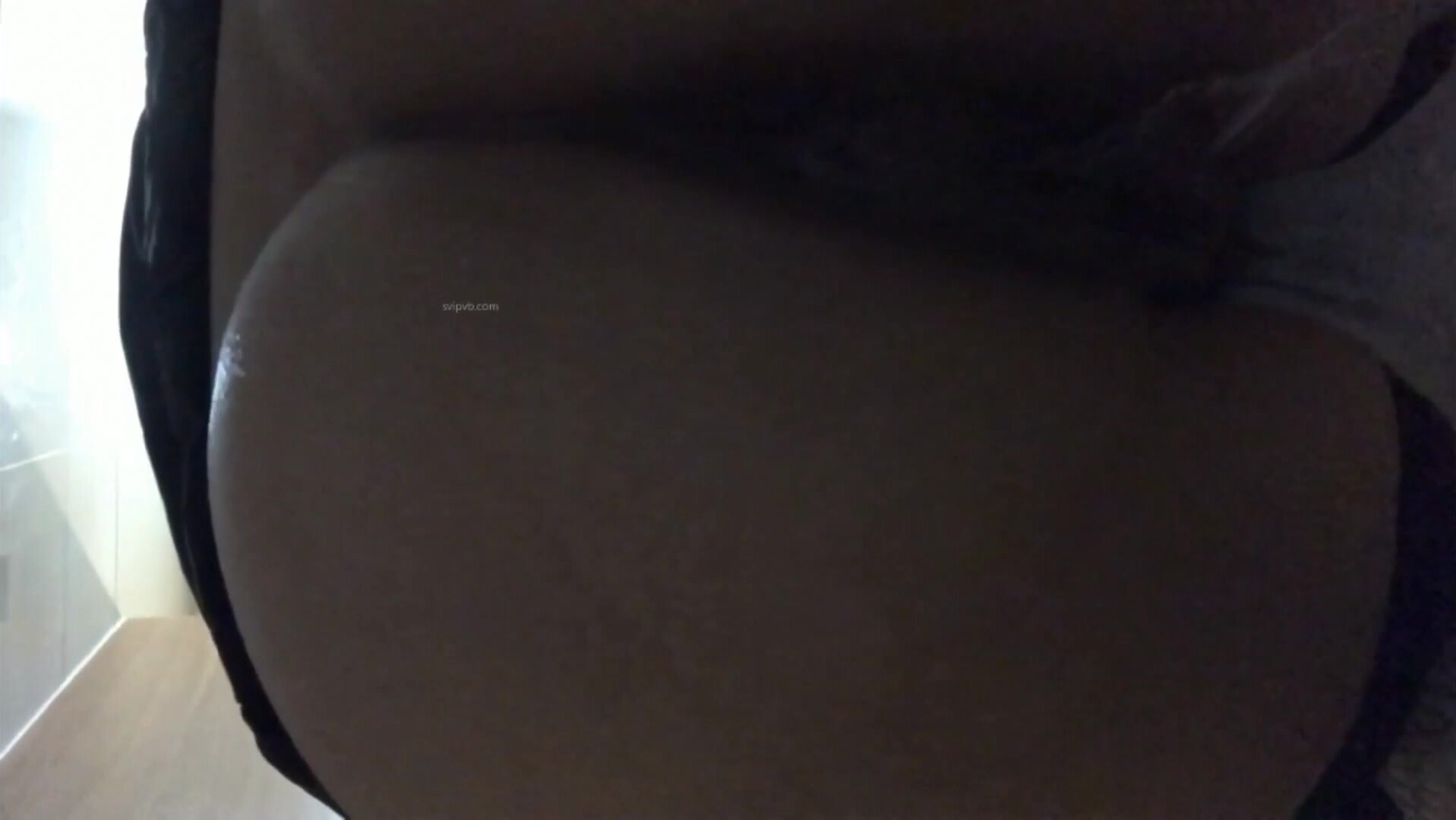 超大胆镜头贴到屁股上拍摄光线暗了点 但非常真实刺激