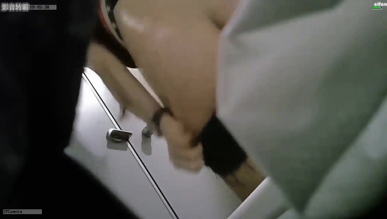 十月流出新【厕拍】商场写作楼偷拍白领小姐姐撅臀后拍撒尿 水流清晰可见 (1)