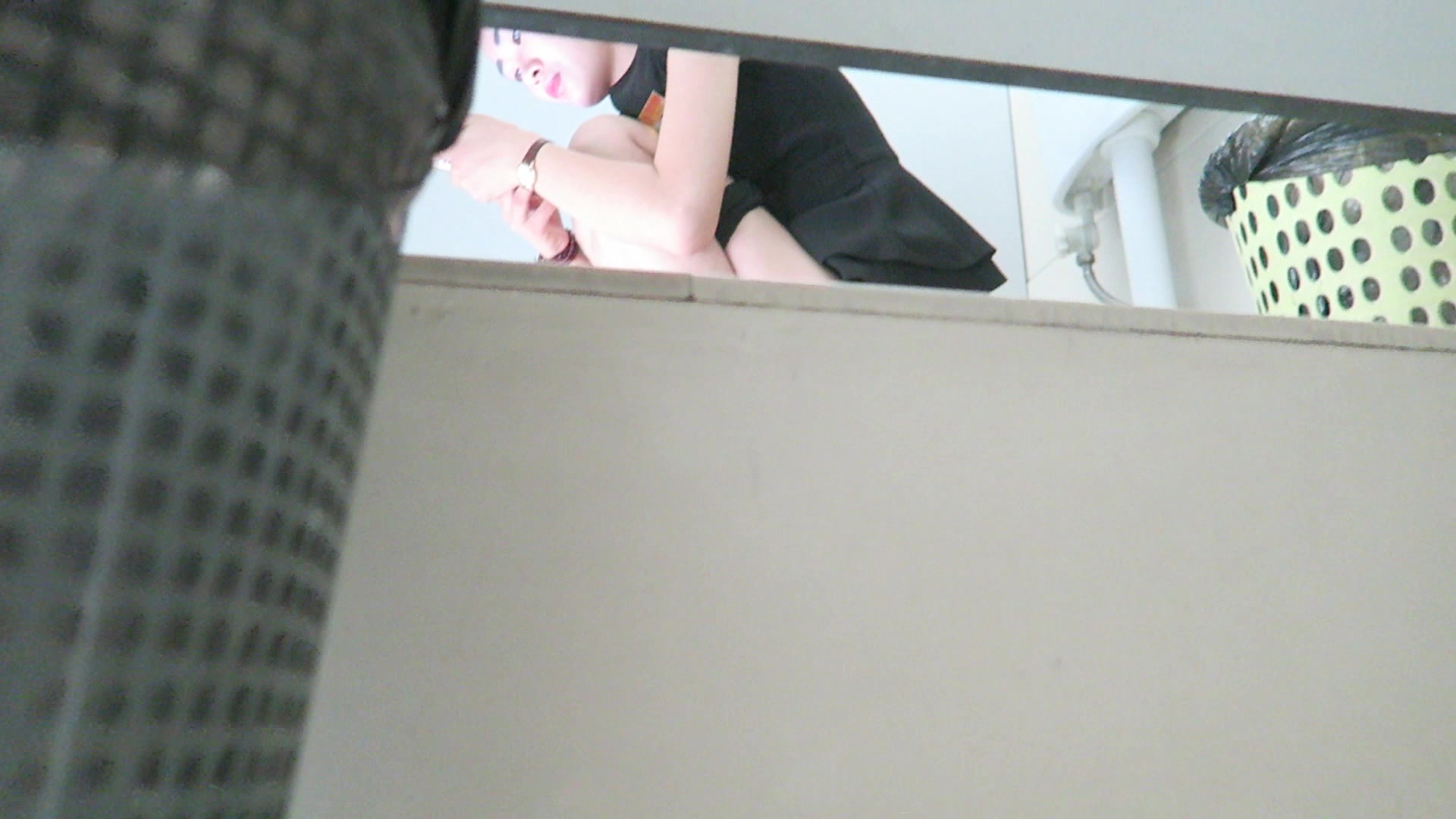 皮肤细嫩光滑的OL美女，可真俊，虽然木耳有点黑了但一点不影响我观赏她蹲着嘘嘘！